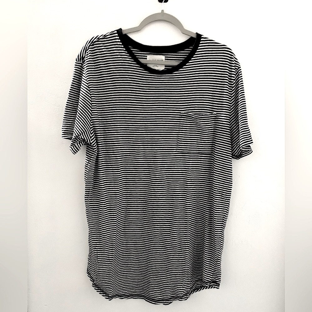 ON THE BYAS Striped Longer Length Short Sleeve T-Shirt Size Large